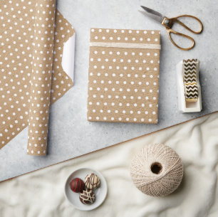 Einfache weiße Punkte auf braunem Kraftpapier im r Geschenkpapier