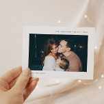 Einfache Wünsche | MINIMALISTISCHES FOTO Feiertagspostkarte<br><div class="desc">Diese modernen und minimalistischen Foto-Postkarten sind mit Ihrem persönlichen Foto ausgestattet,  mit einem schlichten Schwarz-Weiß-Text,  der "Happy Holidays" sagt,  und einem eleganten Schwarz-Weiß-Design.</div>