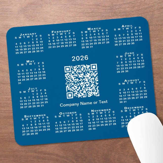 Einfacher 2026-Kalender-Geschäfts-QR-Code auf Blau Mousepad (Simple 2026 Calendar Business QR Code on Blue Mouse Pad, in situ)