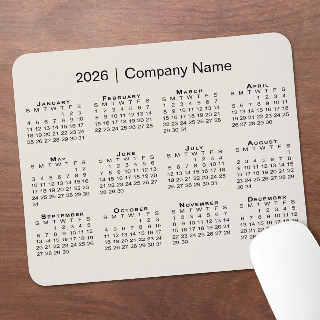 Einfacher 2026-Kalender mit Firmenname auf Beige Mousepad (Simple 2026 Calendar with Company Name on Beige Mouse Pad, in situ)