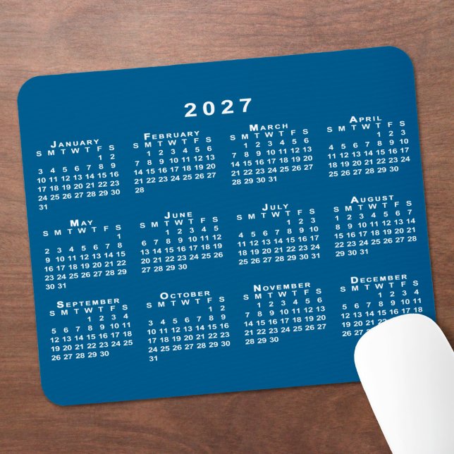Einfacher blauer und weißer Kalender 2027 Mousepad (Simple Blue and White 2027 Calendar Mouse Pad in situ)