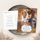 Einfacher Charm Save the Date Ankündigungspostkarte<br><div class="desc">Elegante und einfache, Save the Date Postkarte mit Ihrem Lieblingsportrait-orientierten Vollblut-Foto mit "Save the Date", Ihrem Hochzeitstermin, Ihren Namen und Ihren Hochzeitsstandort in klassischer schwarzer Schrift auf einem weißen Rechteck mit einem winzigen blühte. Eine schlichte Wahl für anspruchsvolle Paare. Postkarten werden zurückgesetzt, um zusätzliche Save the Date Details, einschließlich Ihrer...</div>