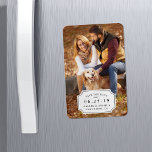 Einfacher Charm Save the Date Magnet<br><div class="desc">Elegantes und einfaches Speichern des Datums-Magneten mit abgerundeten Ecken bietet Ihr Lieblings-Portrait-orientiertes Vollblutlicht-Foto. "Save the Date" werden Ihr Hochzeitstermin,  Ihre Namen und Ihr Hochzeitsort in klassischer schwarzer Schrift auf einem weißen Rechteck mit einem winzigen blühte dargestellt. Eine einzigartige und schlichte Wahl für anspruchsvolle Paare.</div>