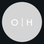 Einfacher, grauer Rundaufkleber | Initialen/Monogr Runder Aufkleber<br><div class="desc">Einfacher,  grauer Rundaufkleber | Initialen/Monogramm Kann vollständig an Ihre Bedürfnisse angepasst werden. © Gorjo Designs via Zazzle. // Sie suchen passende Artikel? Andere Schreibwaren aus dem Set hier verfügbar: https://www.zazzle.com/collections/modern_wedding_photo_invitation_set-119792209180525601 // Benötigen Sie Hilfe bei der Anpassung Ihres Designs? Andere Ideen got? Kontaktieren Sie mich unter: zoe@gorjodesigns.com</div>
