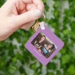 Einfacher Lavendel Minimalistisches Foto Keepake Schlüsselanhänger<br><div class="desc">Simple Lavender lila und weiße Minimalistische Foto Keepake Weihnachten Schlüsselanhänger,  ein schönes personalisiertes Geschenk für Freunde,  Familie,  Paar,  Freundin,  Freund,  Mitarbeiter,  Chef und mehr.</div>