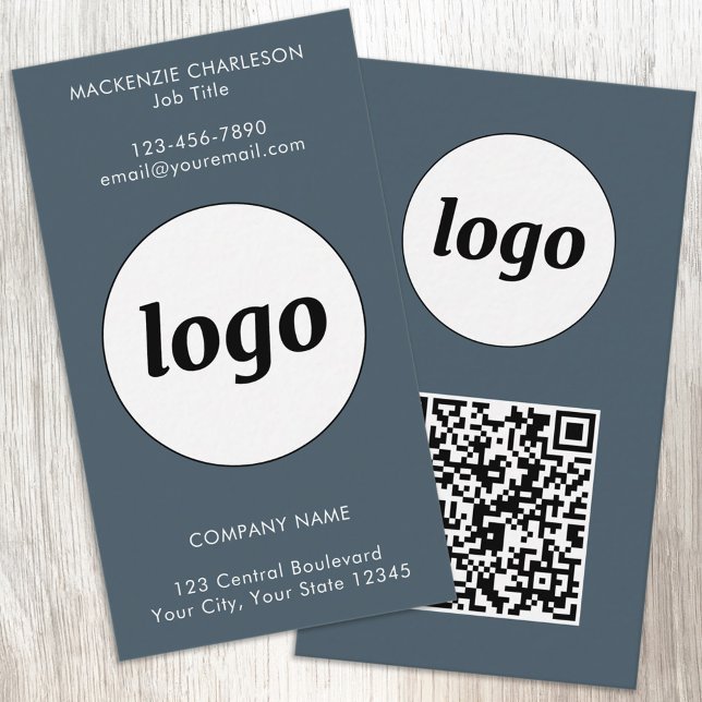 Einfacher Logo-Text-QR-Code Vertikale Holzkohlegra Visitenkarte (Simple logo with QR code custom text business branding promotional charcoal gray business card)