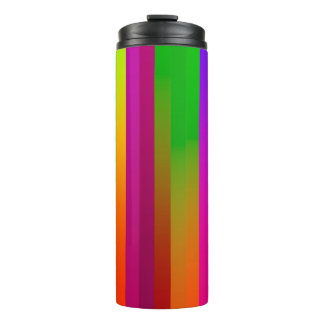 einfacher paralleler vertikaler Linienhintergrund. Thermosbecher
