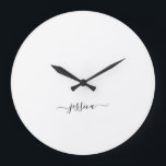Einfacher Schwarz-weißer Skriptname Große Wanduhr<br><div class="desc">Moderne Wanduhr mit minimalistisch weißem Design und einer einfachen Hand mit schwarzem Schrift. Personalisieren Sie mit Ihrem Namen.</div>