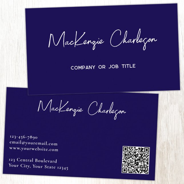 Einfacher Skriptname und Text QR-Code Marineblau Visitenkarte (Simple modern script minimalist business card with QR code navy blue)
