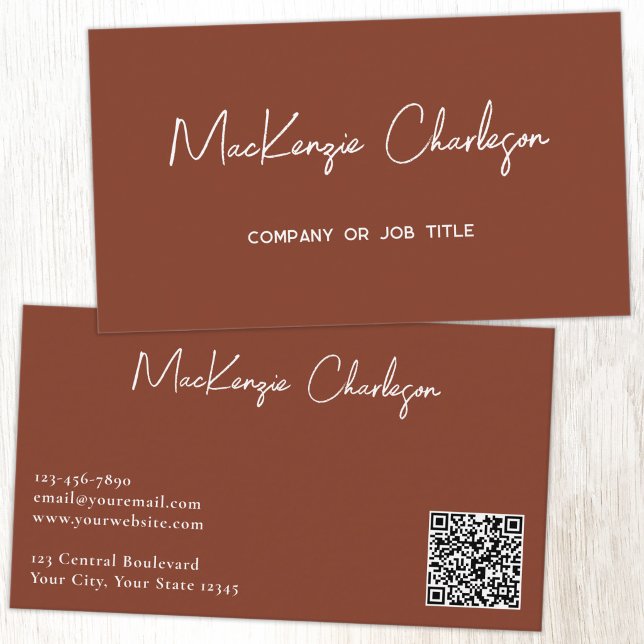 Einfacher Skriptname und Text QR-Code Terrakotta Visitenkarte (Simple script name QR code business card in terracotta brown)