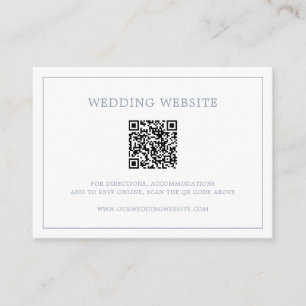 Einfacher staubblauer Monogramm-QR-Code für eine e Begleitkarte