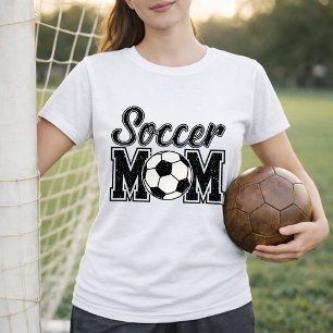 Einfacher Stil einer Mutter beim Uni-Fußball T-Shirt