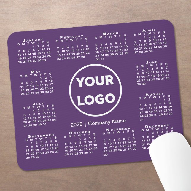 Einfaches 2025-Calendar-Business-Logo auf Lila Mousepad (Simple 2025 Calendar Business Logo on Purple Mouse Pad in situ)