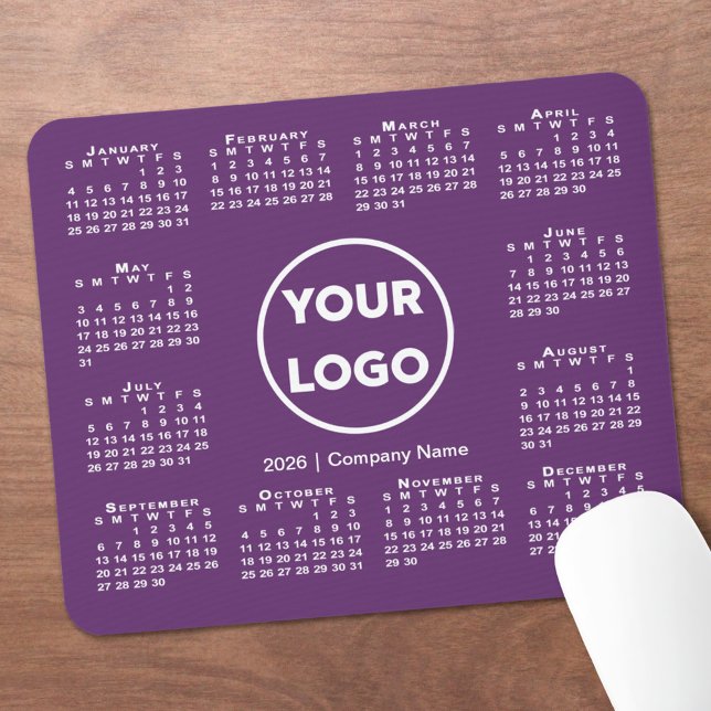 Einfaches 2026-Calendar-Business-Logo auf Lila Mousepad (Simple 2026 Calendar Business Logo on Purple Mouse Pad, in situ)