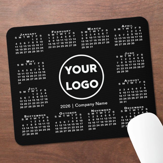 Einfaches 2026-Kalender-Geschäftslogo auf Schwarz Mousepad (Simple 2026 Calendar Business Logo on Black Mouse Pad, in situ)