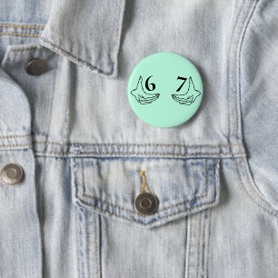 Einfaches 6-7 Six Seven Meme mit zwei Händen Umris Button