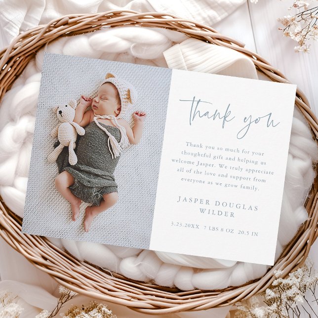 Einfaches Babyfoto-Skript Dankeskarte (Simple modern script dusty blue baby photo thank you cards.)