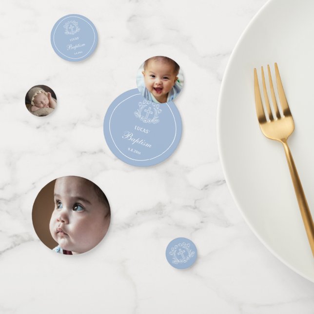 Einfaches Blumenkreuz am Tauftisch in hellblauer T Konfetti (Gruppe)