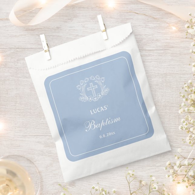 Einfaches Blumenkreuz auf hellblauer Taufe Geschenktütchen (Ausgeschnitten)