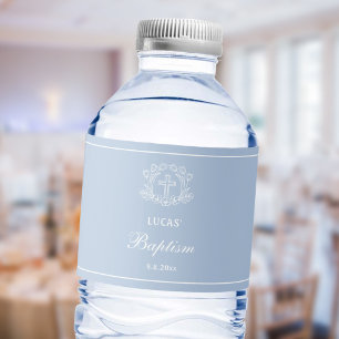 Einfaches Blumenkreuz auf hellblauer Taufe Wasserflaschenetikett