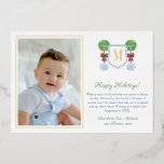 Einfaches Boxwood Monogram Foto Green Gold Folien Feiertagskarte<br><div class="desc">Preppy Happy Holidays Foto Card Design mit einem Boxwood Topiary Baum mit rotem Bogen, in einem blauen Planer. Davor ist ein Wappen mit Platz für ein Monogramm für Single-Buchstaben. Die Aquarellelemente wurden ursprünglich von mir in Aquarellfarben auf 100% Baumwollpapier gemalt, bevor sie gescannt und digital arrangiert/gestylt wurden (das Wappen wird...</div>