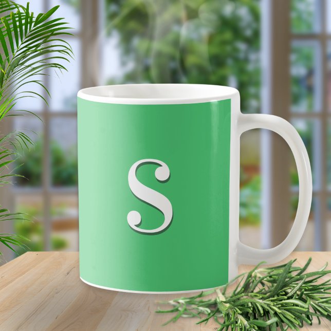 Einfaches Chic Elegant Minimal Grünes Monogramm Kaffeetasse (A minimalist, chic, green and white mug, with stylish monogram initial on both the front and back)