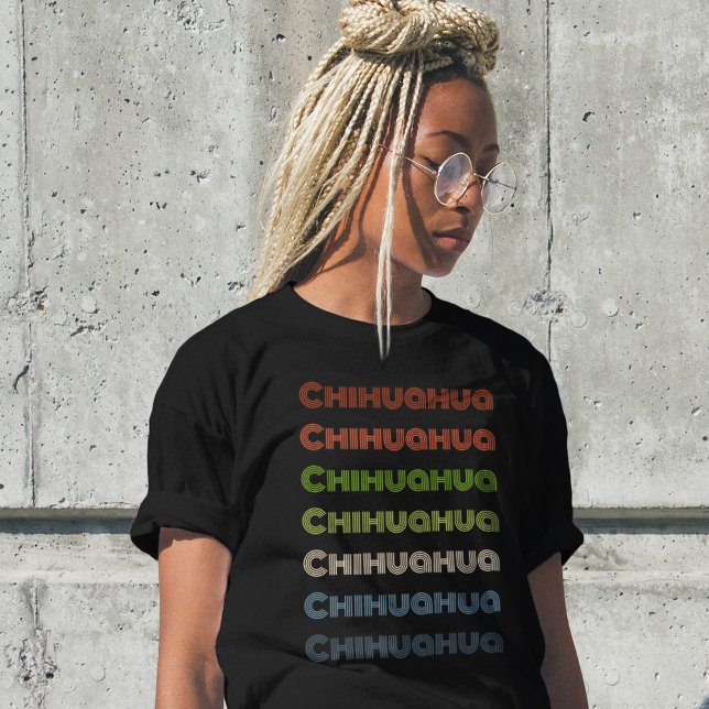 Einfaches Chihuahua Wort in Retro-Farben T-Shirt (Von Creator hochgeladen)