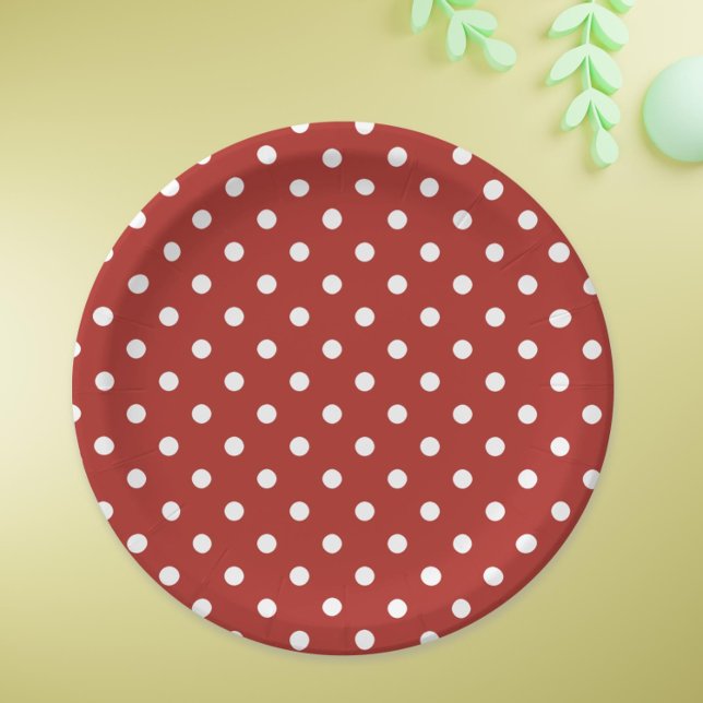 Einfaches dunkles Red Big White Polka Dot Muster Pappteller (Red paper plates with white polka dots for traditional and festive celebrations)