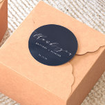 Einfaches Elegant Vielen Dank für Ihre Hochzeit de Runder Aufkleber<br><div class="desc">Einfach, elegant und herzlich willkommen bei Wedding Classic Round Sticker! Dieser Aufkleber ist nicht nur ein Produkt, er ist ein zeitloser Ausdruck der Dankbarkeit. Die exquisite Mischung aus dezenter Eleganz und klassischen Elementen erhöht nicht nur die visuelle Anziehungskraft, sondern verleiht auch Ihren Gastgeschenke Hochzeiten eine persönliche Touch. So, Siegel Ihre...</div>