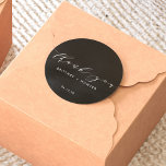 Einfaches Elegant Vielen Dank für Ihre Hochzeit Runder Aufkleber<br><div class="desc">Diese einfache Kalligraphie danke Ihnen Aufkleber mit dem Braut und Bräutigam Namen zusammen mit Datum.</div>