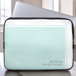 Einfaches elegantes Minimalistisches Aqua-Farbbloc Laptopschutzhülle<br><div class="desc">Ein schlichtes minimalistisches Design, das mit seinem modernen Farbblock-Design in hellen Aquamarinen ein Gefühl von Eleganz und klassischem Stil vermittelt. Die Textvorlage für dieses Design enthält Ihren Namen in der unteren rechten Ecke des Designs. Die Vielseitigkeit dieses minimalistischen Designs funktioniert wunderbar für so viele verschiedene Berufe und ist eine wunderbare...</div>