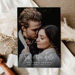 Einfaches elegantes modernes Foto Save The Date<br><div class="desc">Das schlichte Elegant Modern Calligraphy Foto besticht Save the Date durch eine kühne und moderne Kalligraphie auf einer vollwertigen Foto-Hochzeitseinladung.</div>