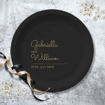Einfaches elegantes Schwarz-Gold-Script Pappteller<br><div class="desc">Ein klassisches Design,  das das Set der fröhlichen Paarnamen in einem eleganten Goldskript über dem besonderen Datum auf schwarzem Hintergrund zeigt. Entwickelt von Thisisnotme©</div>