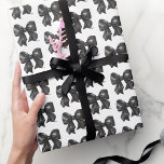 Einfaches elegantes schwarzes Bow-Muster Geschenkpapier<br><div class="desc">Watercolor Black Bow Wrapping Paper. Mit diesem schicken und einfachen Packpapier mit einem schwarzen Bogen-Muster in Aquarellfarbe heben Sie Ihre Geschenke hervor. Dieses vielseitige Design eignet sich perfekt für ein Brautparty zum Thema "Tying The Knot" und eignet sich auch hervorragend für Geburtstage, elegante Feiern oder für alle Gelegenheiten, bei denen...</div>