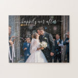 Einfaches, elegantes Script-Wedding-Foto neu Puzzle<br><div class="desc">Jigsaw Puzzle mit einem einfachen Design,  das "glücklich immer danach" in einem eleganten und modernen,  handgeschriebenen Drehbuch mit Schlaglöchern über Ihr Foto zeigt. Sie können den Text auch in Ihren Namen ändern. Dieses Rätsel ist ein großartiges Geschenk für ein frisch verheiratetes Paar.</div>