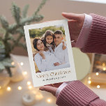 Einfaches elegantes Weihnachts-Floral Back-FOTO Feiertagskarte<br><div class="desc">Diese schöne Weihnachtskarte aus dem Foto bietet Ihnen Ihr bestes Portrait-Foto mit moderner Kalligraphie und einem schlichten minimalistischen Design. Vor einem zarten bräunlichen Hintergrund ist Ihr Foto von einem schlichten weißen Rand umgeben. Die Rückseite der Karte ist mit einem zeitlosen Weihnachtsmuster von Blätter und Cranberries in den klassischen Weihnachtsfarben dekoriert:...</div>