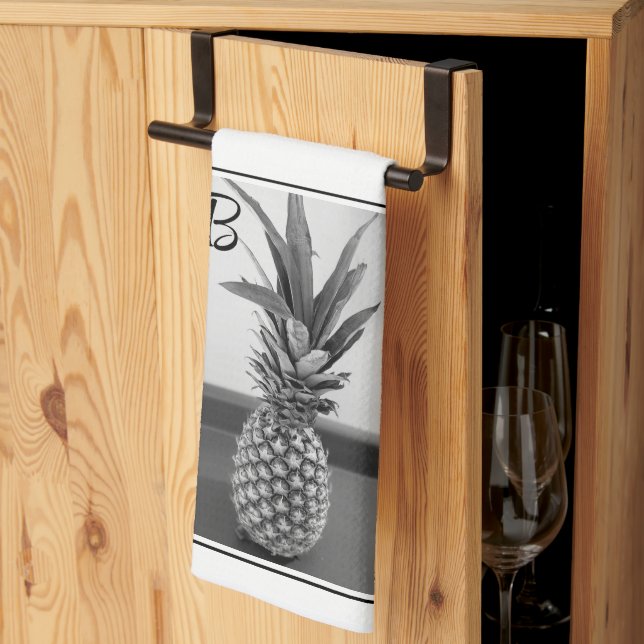 Einfaches Foto einer Ananas mit Single Initial Geschirrtuch (Drittel gefaltet)