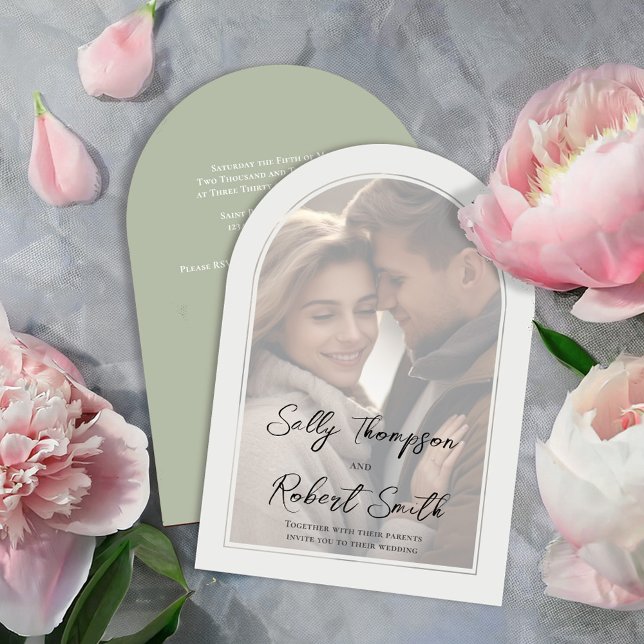 Einfaches Foto-Kalligrafie-Skript Hochzeit Einladung (Elegant sage green arch wedding photo invitation. )