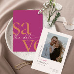 Einfaches Foto Magenta Orange Save The Date<br><div class="desc">Diese 5" x 7" speichern die Dattelkarten mit einem minimalistischen Design in lebhaften orangen und cremefarbenen Buchstaben auf einem magentafarbenen Hintergrund mit Platzhaltern auf der Rückseite für die verlobten Paarnamen,  das Hochzeitsdatum und die Veranstaltungsinformationen und Ihr Lieblings-Foto!</div>