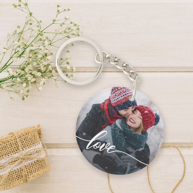 Einfaches Foto mit handgeschriebener Liebe Schlüsselanhänger (Celebrate your love with this cute keychain featuring a photo and hand lettered love.)