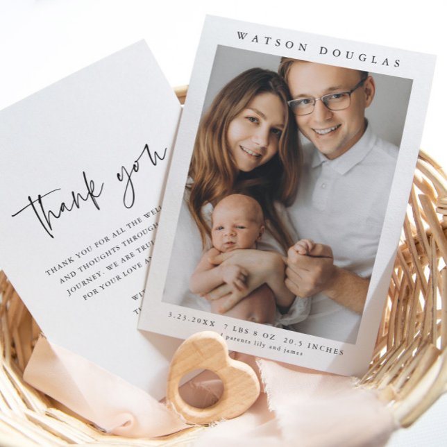 Einfaches Foto Neuborn Baby Birth Ankündigung (Simple minimalist newborn baby photo birth announcement thank you cards.)