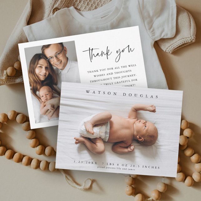Einfaches Foto Neugeborenes Baby Foto Birth Dankeskarte (Simple minimalist newborn baby photo thank you card.)