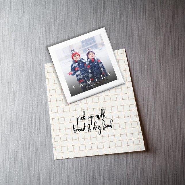 Einfaches Foto Personalisiert Magnet (Simple minimalist photo magnet with "FAMILY" typography)