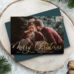 Einfaches Gold Script Overlay Frohe Weihnachts-Fot Folien Feiertagskarte<br><div class="desc">Elegante Weihnachtsfotokarte mit einem Single-Horizontal- oder Querformat-Foto mit "Frohe Weihnachten" überlagert in Goldfolienkalligraphie-Schriftzeichen. Personalisieren Sie sich mit Ihrem Familiennamen oder individuellen Namen und dem Jahr darunter in modernen weißen Schriftzeichen. Eine einfache und schicke Wahl für Ihren Urlaub Grüße.</div>