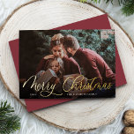 Einfaches Gold Script Overlay Frohe Weihnachts-Fot Folien Feiertagskarte<br><div class="desc">Elegante Weihnachtsfotokarte mit einem Single-Horizontal- oder Querformat-Foto mit "Frohe Weihnachten" überlagert in Goldfolienkalligraphie-Schriftzeichen. Personalisieren Sie sich mit Ihrem Familiennamen oder individuellen Namen und dem Jahr darunter in modernen weißen Schriftzeichen. Eine einfache und schicke Wahl für Ihren Urlaub 2022 Grüße.</div>