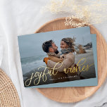 Einfaches Gold Script Overlay Joyful Wishs Foto Folien Feiertagskarte<br><div class="desc">Elegante Weihnachtsfotokarte mit einem Single-Horizontal- oder Querformat-Foto mit "Joyful Wishs" überlagert in Goldfolienkalligraphie-Schriftzeichen. Personalisieren Sie sich mit Ihrem Familiennamen oder individuellen Namen und dem Jahr darunter in modernen weißen Schriftzeichen. Eine einfache und schicke Wahl für Ihren Urlaub 2022 Grüße.</div>