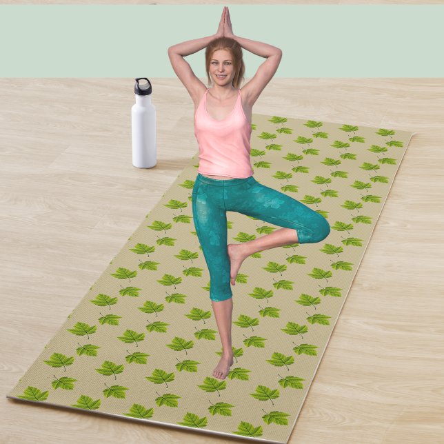 Einfaches grünes Blattmuster auf Beige Yogamatte (Von Creator hochgeladen)