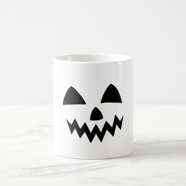 Einfaches Halloween-Kürbisgesichtsgeister beängsti Kaffeetasse (Mittel)