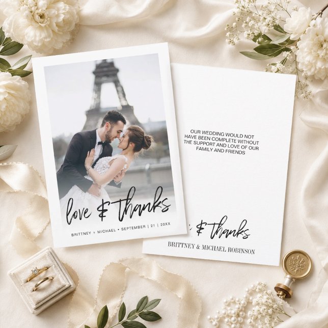 Einfaches, handgefertigtes Foto Dankeskarte (Thank your guests with this modern photo thank you card with hand-lettered "love & thanks".)