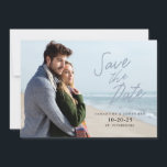 Einfaches handgeschriebenes Save the Date horizont<br><div class="desc">Diese moderne,  horizontal Save the Date verlaufende Karte verfügt über ein Foto,  das die Kartenvorderseite ausfüllt. "Save the Date" erscheint in einem stilvollen,  handgeschriebenen Text über dem Foto. Die Rückseite bietet maßgeschneiderten Text für Ihre Hochzeitswebsite.</div>